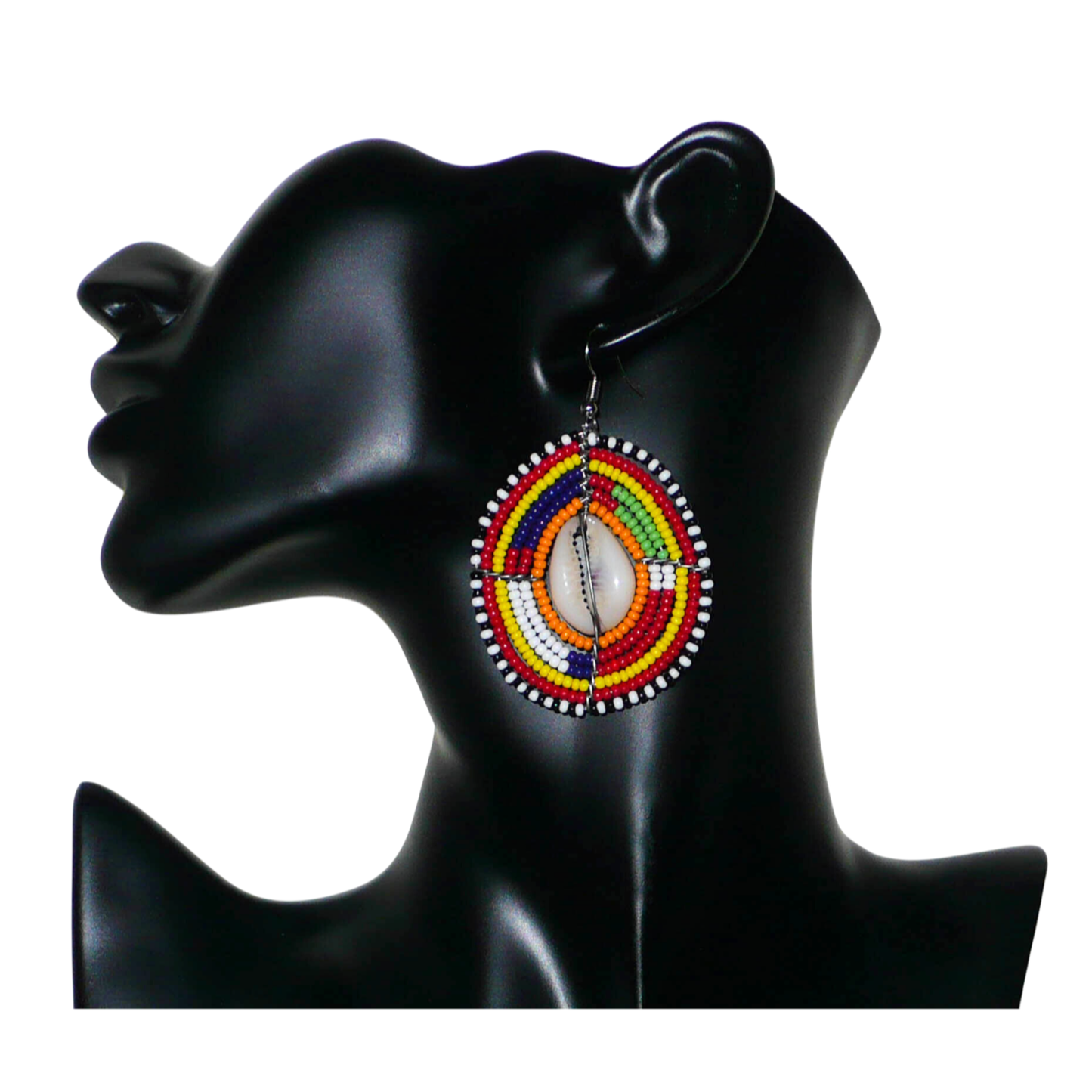 Boucles d'oreilles africaines à motifs ethniques traditionnels Massai composées de perles multicolores et de coquillages cauris ; elles mesurent 7 cm de long et 4 cm de large et se portent avec des crochets en acier inoxydable sur des oreilles percées.
