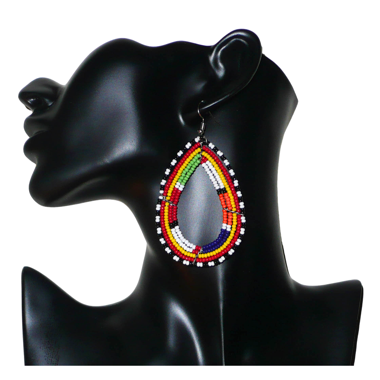 Boucles d'oreilles africaines à motifs ethniques Massai composées de perles de rocaille multicolores glissées sur cinq rangées de fils de fer montés en forme de gouttes. Elles mesurent 8.5 cm de long et 4.5 cm de large, et se portent avec des crochets en acier inoxydable sur des oreilles percées.