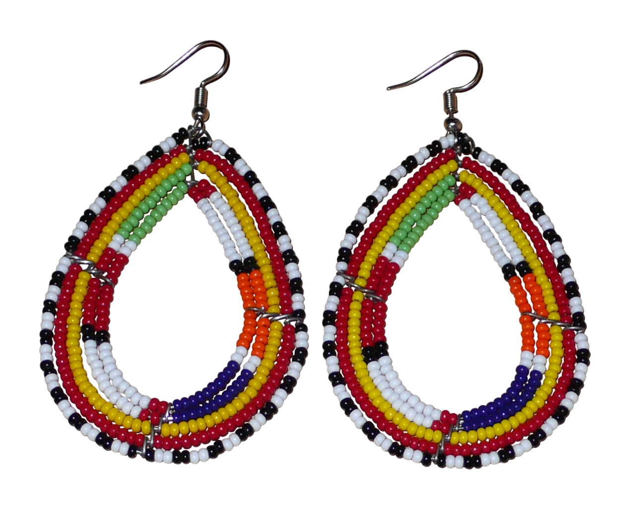 Boucles d'oreilles africaines à motifs ethniques Massai composées de perles de rocaille multicolores glissées sur cinq rangées de fils de fer montés en forme de gouttes. Elles mesurent 8.5 cm de long et 4.5 cm de large, et se portent avec des crochets en acier inoxydable sur des oreilles percées.