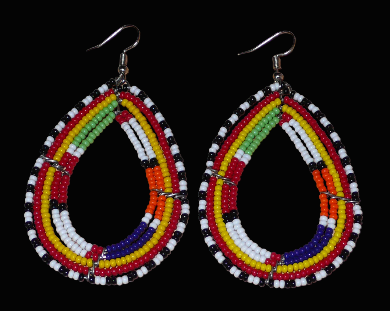 Boucles d'oreilles africaines à motifs ethniques Massai composées de perles de rocaille multicolores glissées sur cinq rangées de fils de fer montés en forme de gouttes. Elles mesurent 8.5 cm de long et 4.5 cm de large, et se portent avec des crochets en acier inoxydable sur des oreilles percées.