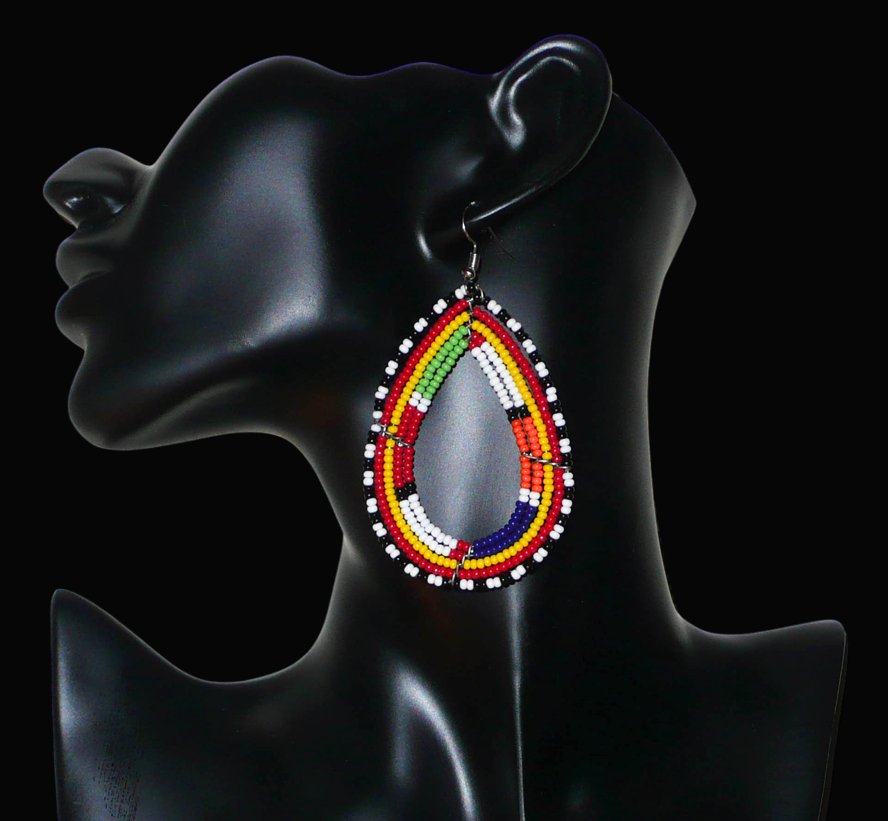 Boucles d'oreilles africaines à motifs ethniques Massai composées de perles de rocaille multicolores glissées sur cinq rangées de fils de fer montés en forme de gouttes. Elles mesurent 8.5 cm de long et 4.5 cm de large, et se portent avec des crochets en acier inoxydable sur des oreilles percées.
