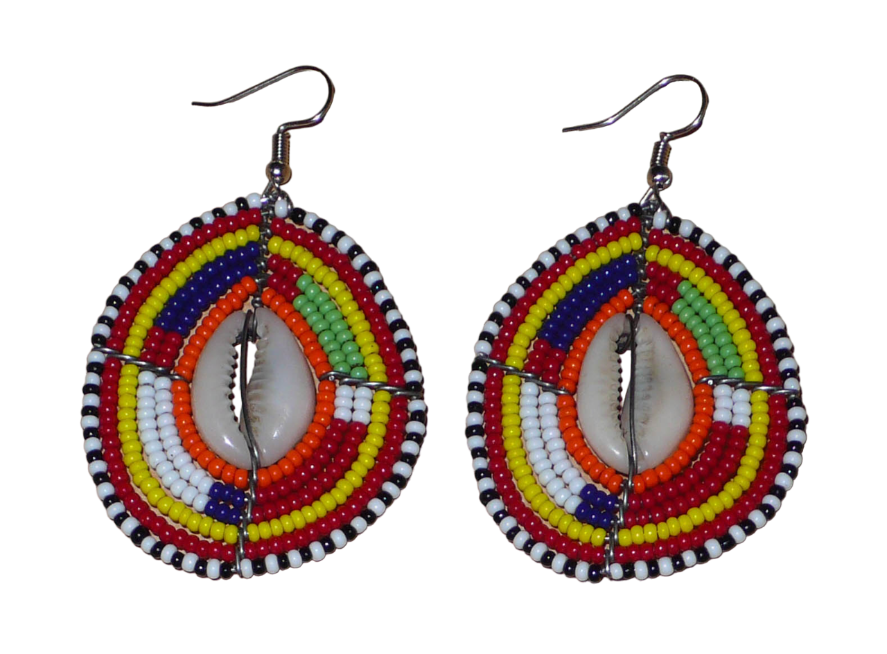 Boucles d'oreilles africaines à motifs ethniques composées de perles et de coquillages montés en forme de boucliers Massai. Elles mesurent 7 cm de long et 4 cm de large et se portent sur des oreilles percées.