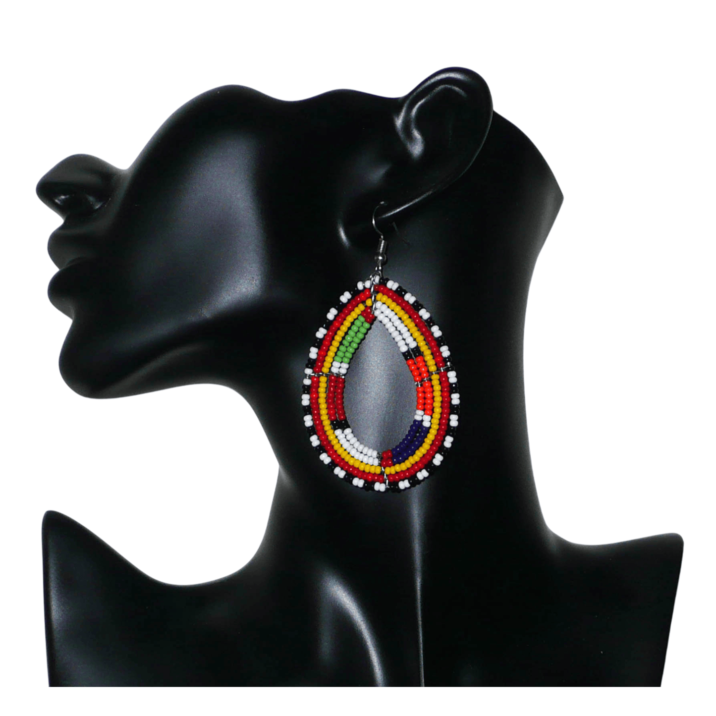 Apportez une touche de couleur à votre style avec ces boucles d'oreilles africaines issues de la tradition artisanale Massai : confectionnées avec des perles de rocaille multicolores montées en forme gouttes, elles sont parfaites pour sublimer votre look au quotidien ou lors d'occasions spéciales. Ces boucles d'oreilles colorées aux accents ethniques afro chic mesurent 8 cm de long et 4.5 cm de large ; elles se portent avec des crochets en acier inoxydable sur des oreilles percées.