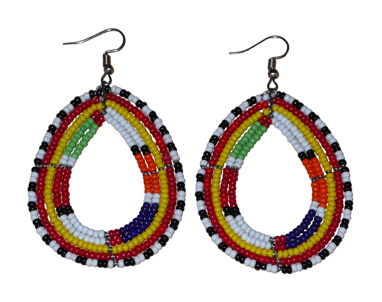Apportez une touche de couleur à votre style avec ces boucles d'oreilles africaines issues de la tradition artisanale Massai : confectionnées avec des perles de rocaille multicolores montées en forme gouttes, elles sont parfaites pour sublimer votre look au quotidien ou lors d'occasions spéciales. Ces boucles d'oreilles colorées aux accents ethniques afro chic mesurent 8 cm de long et 4.5 cm de large ; elles se portent avec des crochets en acier inoxydable sur des oreilles percées.