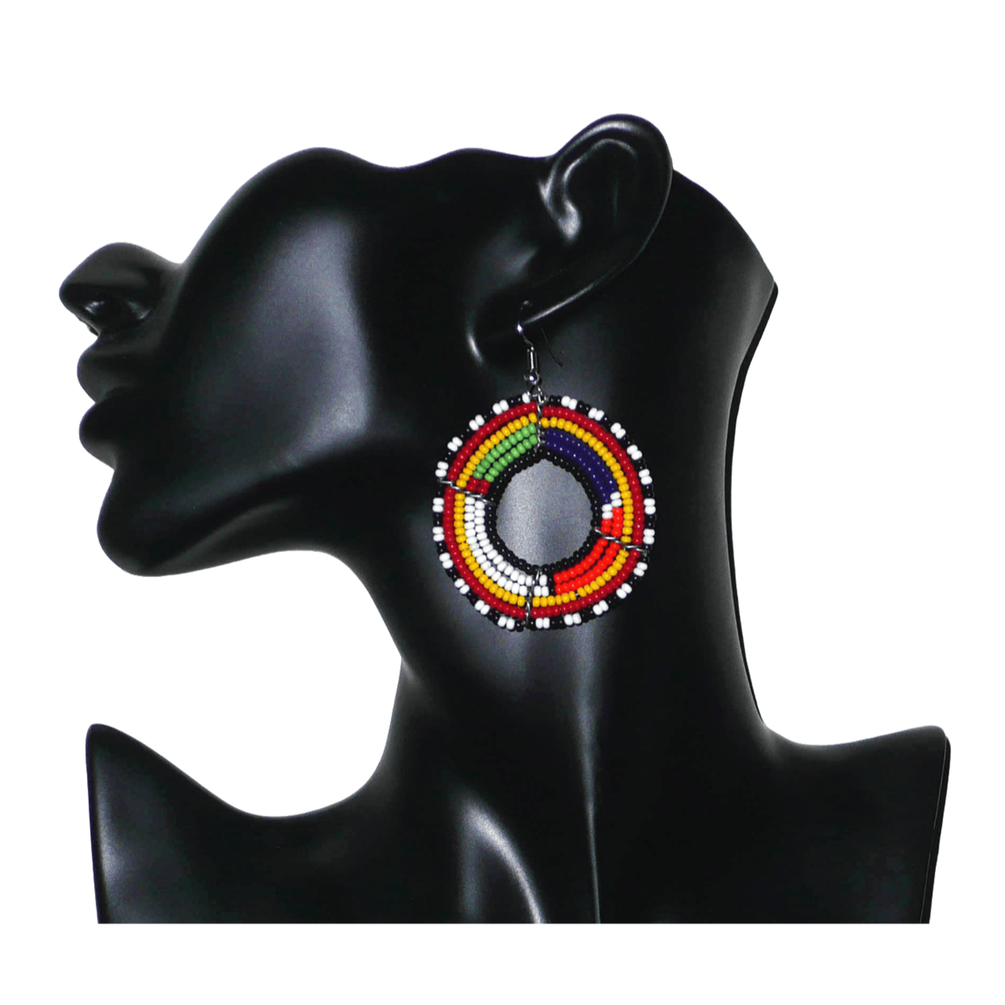 Boucles d'oreilles africaines perlées se composant de perles de rocaille enfilées sur des structures circulaires faites de six rangées de fils de fer. Elles mesurent 7 cm de long et 5 cm de large et se portent avec des crochets en acier inoxydable.
