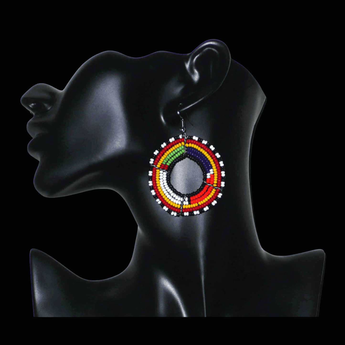 Boucles d'oreilles africaines perlées se composant de perles de rocaille enfilées sur des structures circulaires faites de six rangées de fils de fer. Elles mesurent 7 cm de long et 5 cm de large et se portent avec des crochets en acier inoxydable.