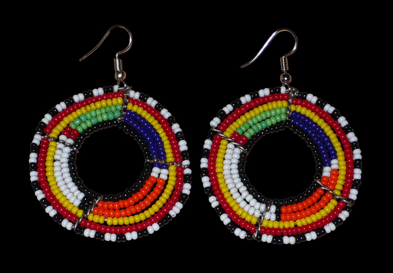 Boucles d'oreilles africaines perlées se composant de perles de rocaille enfilées sur des structures circulaires faites de six rangées de fils de fer. Elles mesurent 7 cm de long et 5 cm de large et se portent avec des crochets en acier inoxydable.