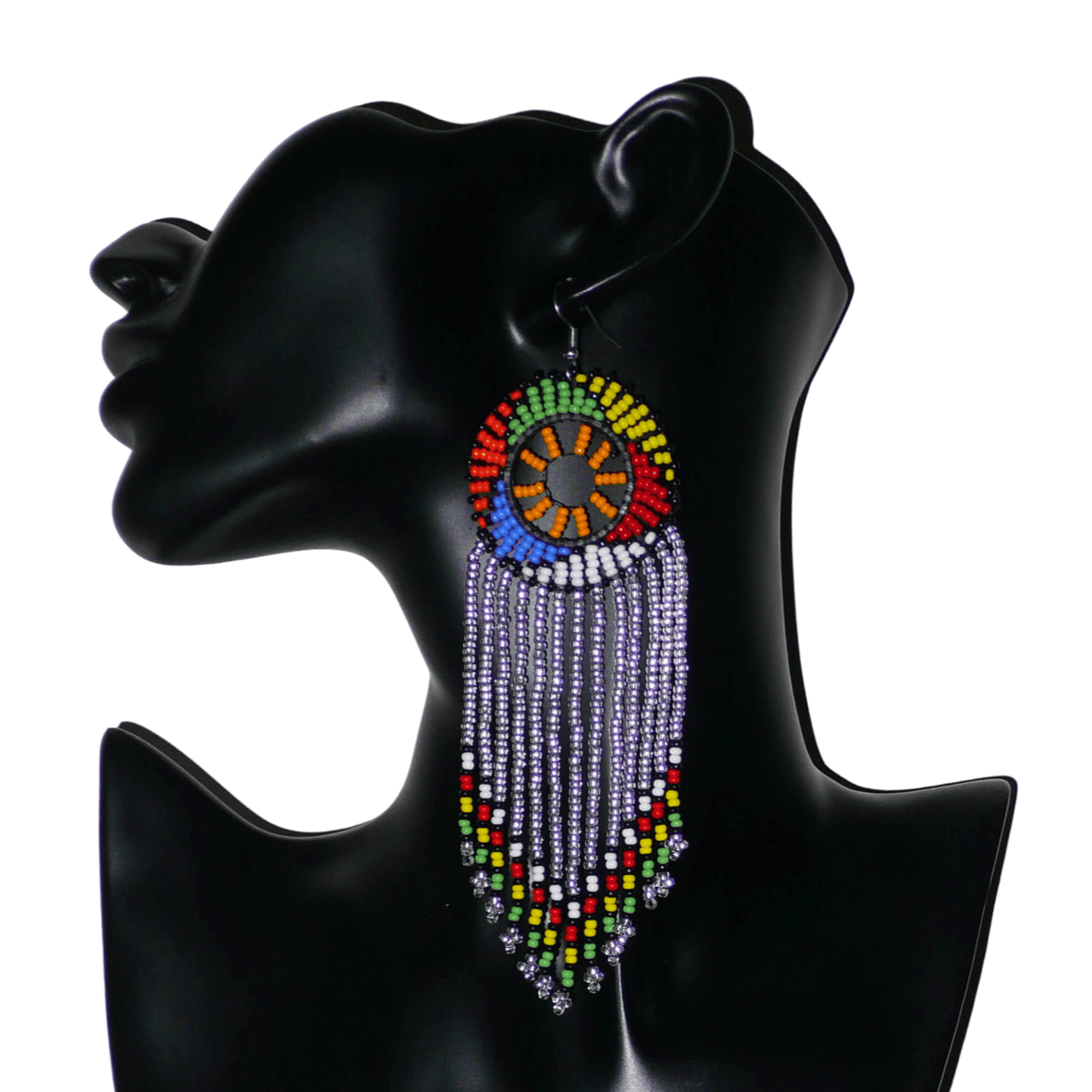 Longues boucles d'oreilles sud-africaines traditionnelles à franges et motifs zoulous composées de perles de rocaille gris clair translucides et multicolores. Elles mesurent 14,5 cm de long et 4,5 cm de large, et elles se portent avec des crochets en acier inoxydable sur des oreilles percées.