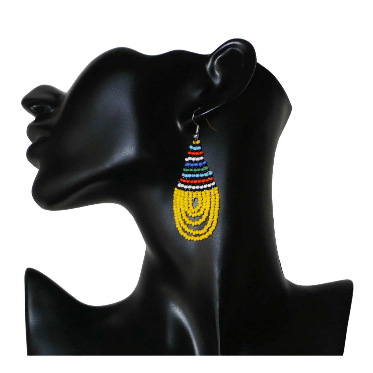 Boucles d'oreilles africaines traditionnelles zouloues en forme de gouttes composées d'un tissage de perles de rocaille jaunes et multicolores. Elles mesurent 7 cm de long et 2,5 cm de large et se portent sur des oreilles percées.