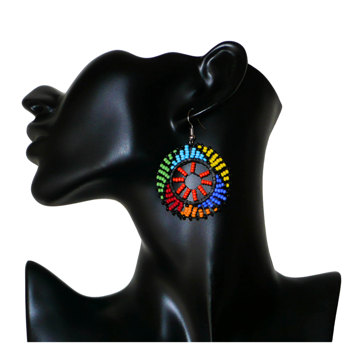 Boucles d'oreilles africaines rondes à motifs ethniques zoulous composées de perles de rocaille orange et multicolores glissées sur des fils de nylon fixés sur des structures circulaires en plastique. Elles mesurent 6 cm de long et 4 cm de large et se portent sur des oreilles percées.