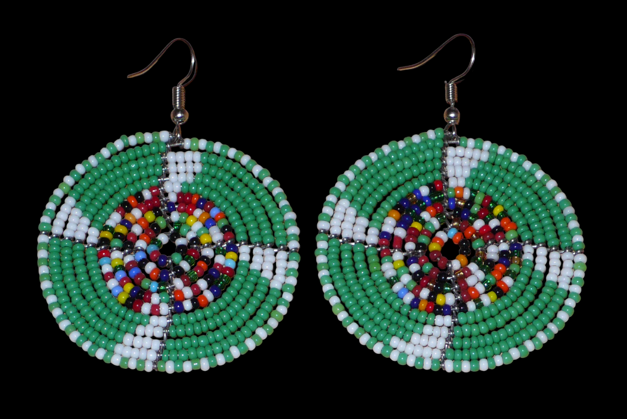 Ajoutez une touche ethnique afro bohème à votre look avec ces boucles d'oreilles africaines rondes confectionnées à la main dans la tradition artisanale Massai : elles se composent de perles de rocaille principalement vertes, puis blanches et multicolores glissées sur des structures circulaires en fils de fer.
Cette paire de boucles d'oreilles mesure 6.5 cm de long et 4.5 cm de large, et se porte avec des crochets en acier inoxydable sur des oreilles percées.