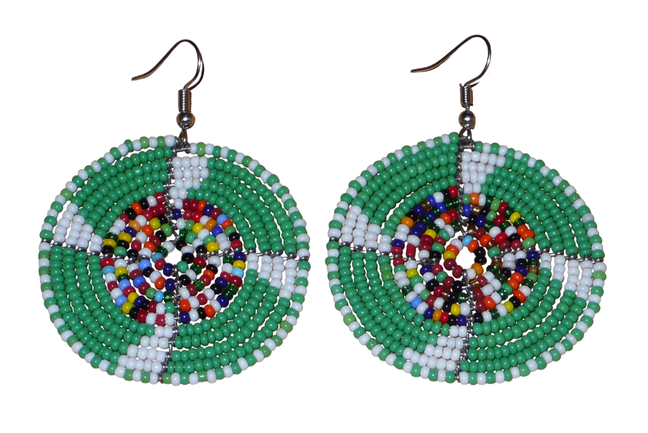 Ajoutez une touche ethnique afro bohème à votre look avec ces boucles d'oreilles africaines rondes confectionnées à la main dans la tradition artisanale Massai : elles se composent de perles de rocaille principalement vertes, puis blanches et multicolores glissées sur des structures circulaires en fils de fer.
Cette paire de boucles d'oreilles mesure 6.5 cm de long et 4.5 cm de large, et se porte avec des crochets en acier inoxydable sur des oreilles percées.