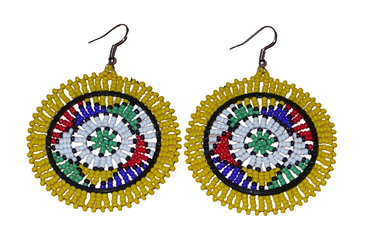 Boucles d'oreilles africaines zouloues en perles de rocaille jaunes et multicolores enfilées sur des structures circulaires en fils de fer et de nylon. Elles mesurent 7,5 cm de long et 5,5 cm de large et se portent avec des crochets en acier inoxydable.