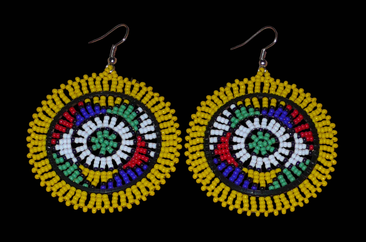 Boucles d'oreilles africaines zouloues en perles de rocaille jaunes et multicolores enfilées sur des structures circulaires en fils de fer et de nylon. Elles mesurent 7,5 cm de long et 5,5 cm de large et se portent avec des crochets en acier inoxydable.