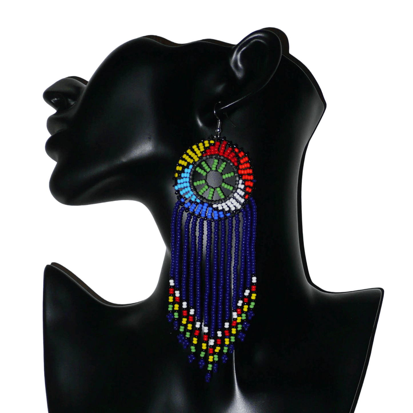 Boucles d'oreilles ethniques à franges fabriquées en Afrique du Sud composées de perles de rocaille bleu foncé, vertes et multicolores ; elles mesurent 14.5 cm de long et 4.5 cm de large.