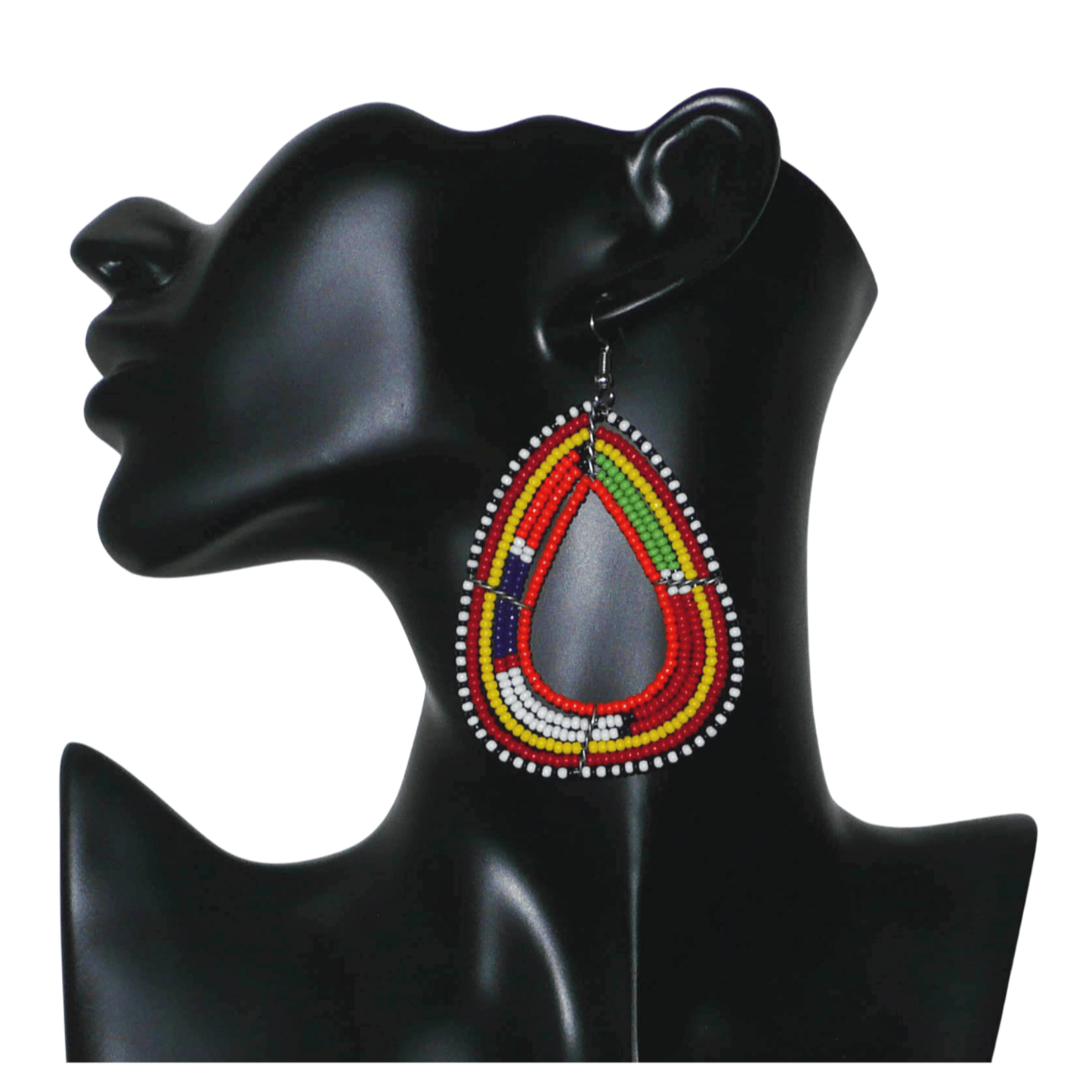 Boucles d'oreilles africaines traditionnelles à motifs ethniques Massai composées de perles de rocaille orange et multicolores enfilées sur six rangées de fils de fer montés en forme de triangles aux bords arrondis. Elles mesurent 8,5 cm de long et 5 cm de large et se portent avec des crochets en acier inoxydable sur des oreilles percées.