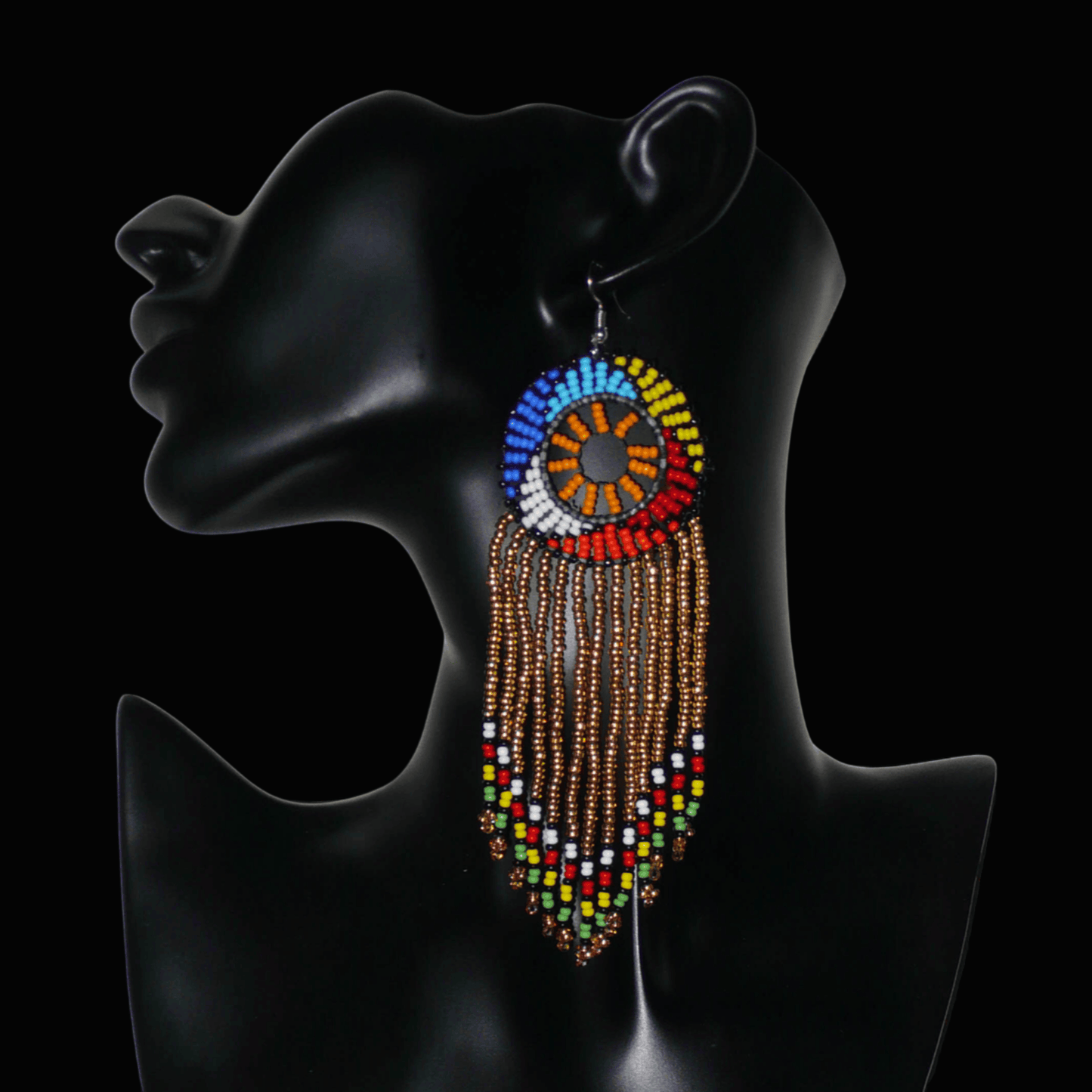 Boucles d'oreilles sud-africaines à franges et motifs traditionnels composées de perles de rocaille translucides dorées et multicolores. Elles mesurent 14,5 cm de long et 4,5 cm de large.