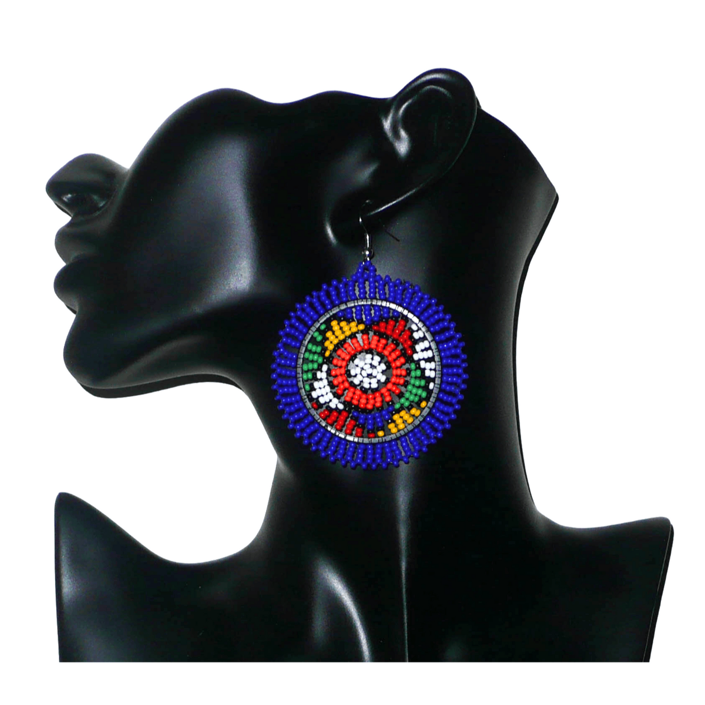 Boucles d'oreilles sud-africaines rondes à motifs ethniques zoulous composées de perles de rocaille bleues et multicolores. Elles mesurent 7,5 cm de long et 5,5 cm de large et se portent avec des crochets en acier inoxydable sur des oreilles percées.