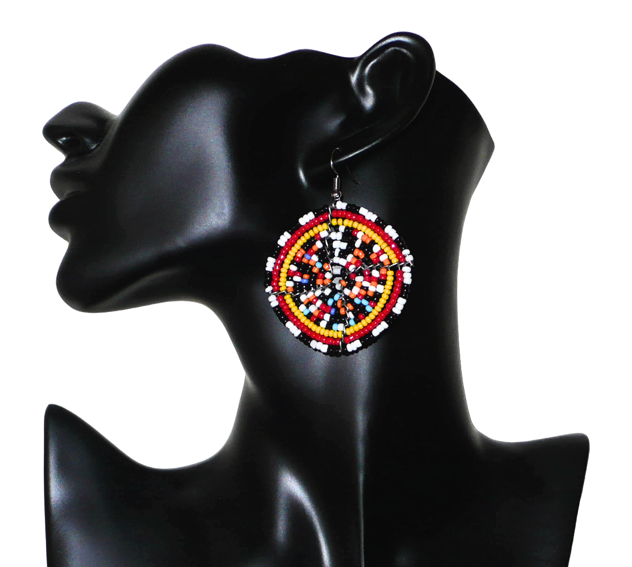 Boucles d'oreilles ethniques rondes composées d'un mélange de perles de rocaille multicolores glissées sur une trame circulaire en fils de fer. De taille moyenne, elles mesurent 6 cm de long et 5 cm de large.