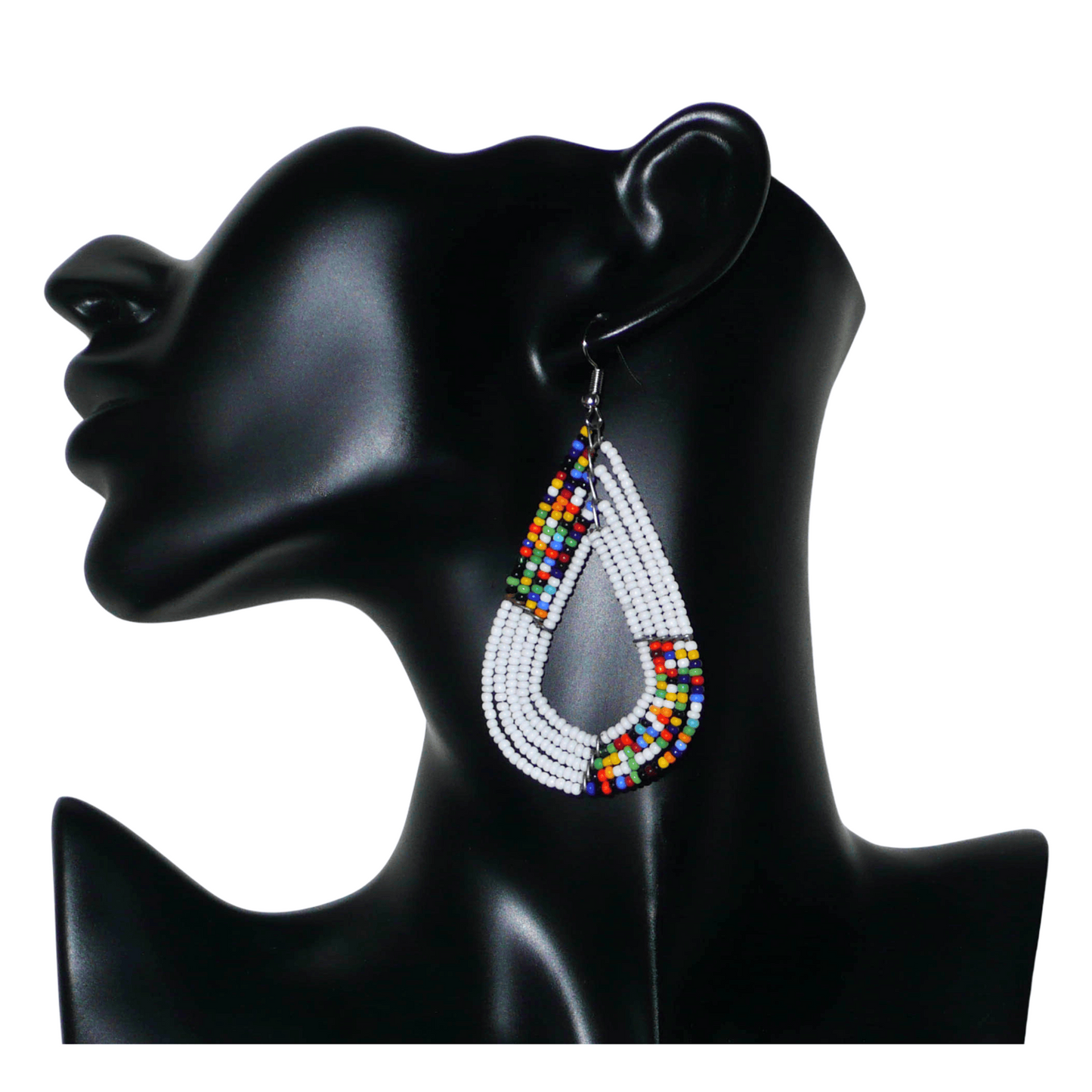Boucles d'oreilles africaines multi-rangs blanches et multicolores aux accents évoquant le style bohème des années 70. Fabriquées au Kenya, elles se composent de perles de rocaille blanches et d'un mélange de perles multicolores glissées sur cinq rangées de fils de fer en forme de gouttes légèrement triangulaires. Ces boucles d'oreilles mesurent 8 cm de long et 4 cm de large ; elles se portent avec des crochets en acier inoxydable sur des oreilles percées.