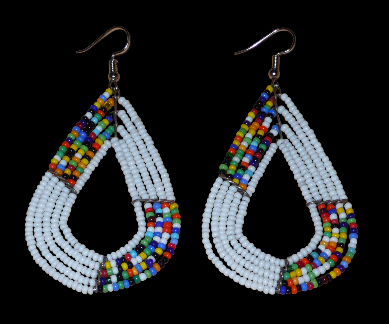 Boucles d'oreilles africaines multi-rangs blanches et multicolores aux accents évoquant le style bohème des années 70. Fabriquées au Kenya, elles se composent de perles de rocaille blanches et d'un mélange de perles multicolores glissées sur cinq rangées de fils de fer en forme de gouttes légèrement triangulaires. Ces boucles d'oreilles mesurent 8 cm de long et 4 cm de large ; elles se portent avec des crochets en acier inoxydable sur des oreilles percées.
