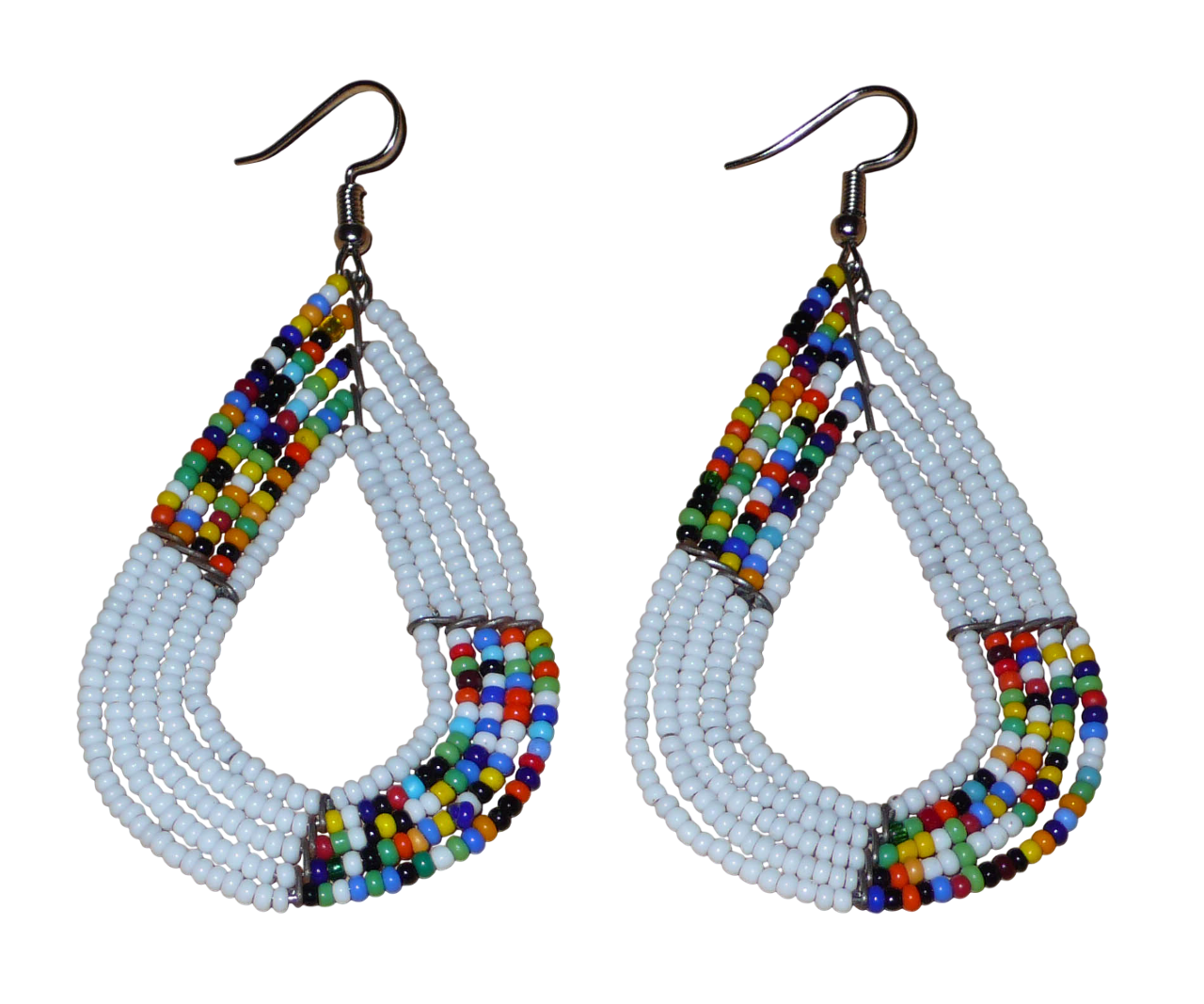 Boucles d'oreilles africaines multi-rangs blanches et multicolores aux accents évoquant le style bohème des années 70. Fabriquées au Kenya, elles se composent de perles de rocaille blanches et d'un mélange de perles multicolores glissées sur cinq rangées de fils de fer en forme de gouttes légèrement triangulaires. Ces boucles d'oreilles mesurent 8 cm de long et 4 cm de large ; elles se portent avec des crochets en acier inoxydable sur des oreilles percées.
