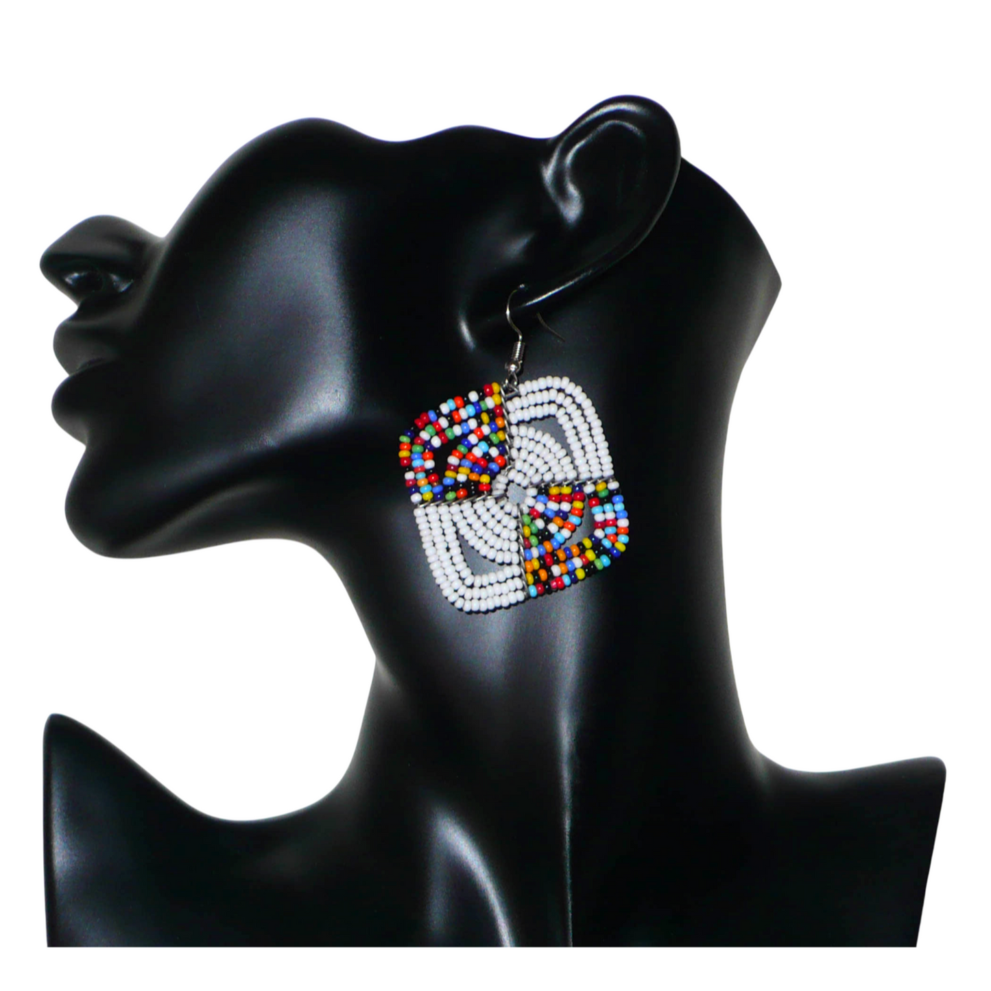 Boucles d'oreilles africaines Massai de confection artisanale kenyane composées de perles de rocaille blanches et d'un mélange de perles multicolores. Ces boucles d'oreilles aux accents exotiques mesurent 6.5 cm de long et 4.5 cm de large, et se portent avec des crochets en acier inoxydable sur des oreilles percées.