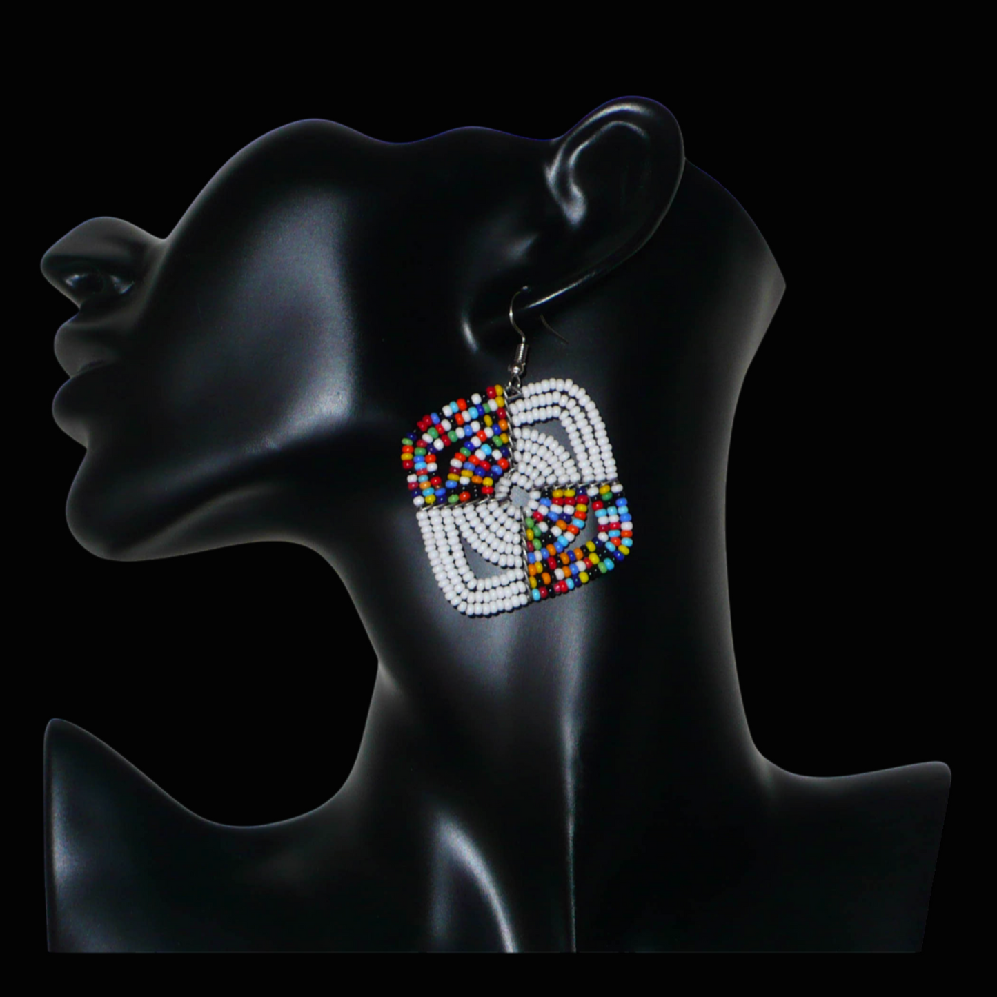 Boucles d'oreilles africaines Massai de confection artisanale kenyane composées de perles de rocaille blanches et d'un mélange de perles multicolores. Ces boucles d'oreilles aux accents exotiques mesurent 6.5 cm de long et 4.5 cm de large, et se portent avec des crochets en acier inoxydable sur des oreilles percées.