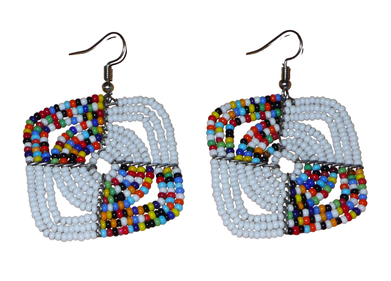 Boucles d'oreilles africaines Massai de confection artisanale kenyane composées de perles de rocaille blanches et d'un mélange de perles multicolores. Ces boucles d'oreilles aux accents exotiques mesurent 6.5 cm de long et 4.5 cm de large, et se portent avec des crochets en acier inoxydable sur des oreilles percées.