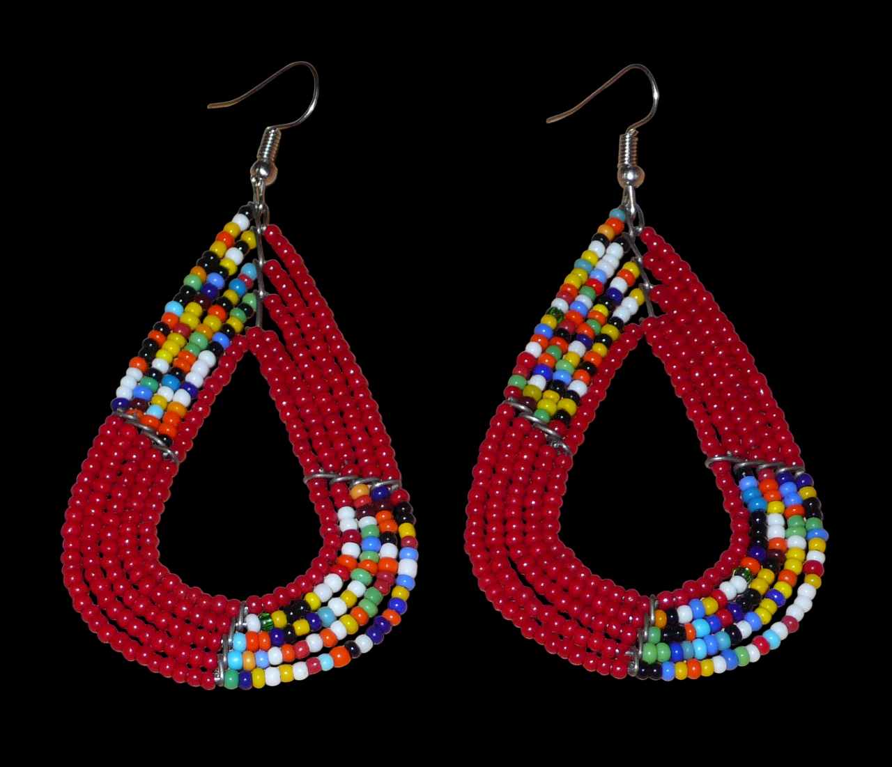 Boucles d'oreilles africaines Massai rouges et multicolores aux accents évoquant le style boho chic des années 70. Confectionnées au Kenya, elles se composent de perles de rocaille rouges et d'un mélange de perles multicolores glissées sur cinq rangées de fils de fer en forme de gouttes légèrement triangulaires. Ces boucles d'oreilles mesurent 8 cm de long et 4 cm de large ; elles se portent avec des crochets en acier inoxydable sur des oreilles percées.