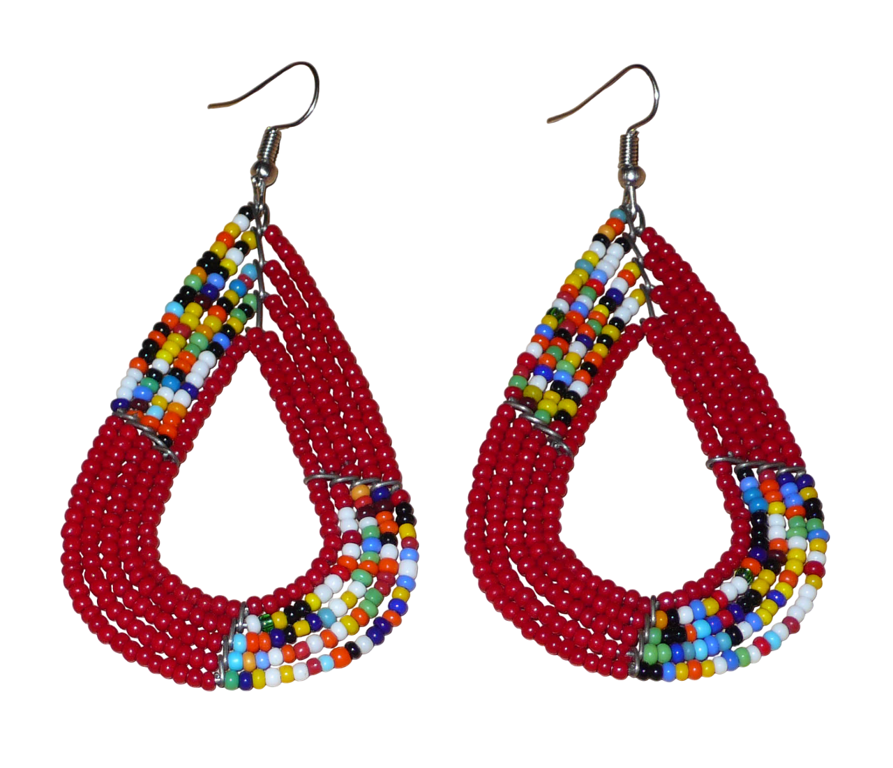 Boucles d'oreilles africaines Massai rouges et multicolores aux accents évoquant le style boho chic des années 70. Confectionnées au Kenya, elles se composent de perles de rocaille rouges et d'un mélange de perles multicolores glissées sur cinq rangées de fils de fer en forme de gouttes légèrement triangulaires. Ces boucles d'oreilles mesurent 8 cm de long et 4 cm de large ; elles se portent avec des crochets en acier inoxydable sur des oreilles percées.