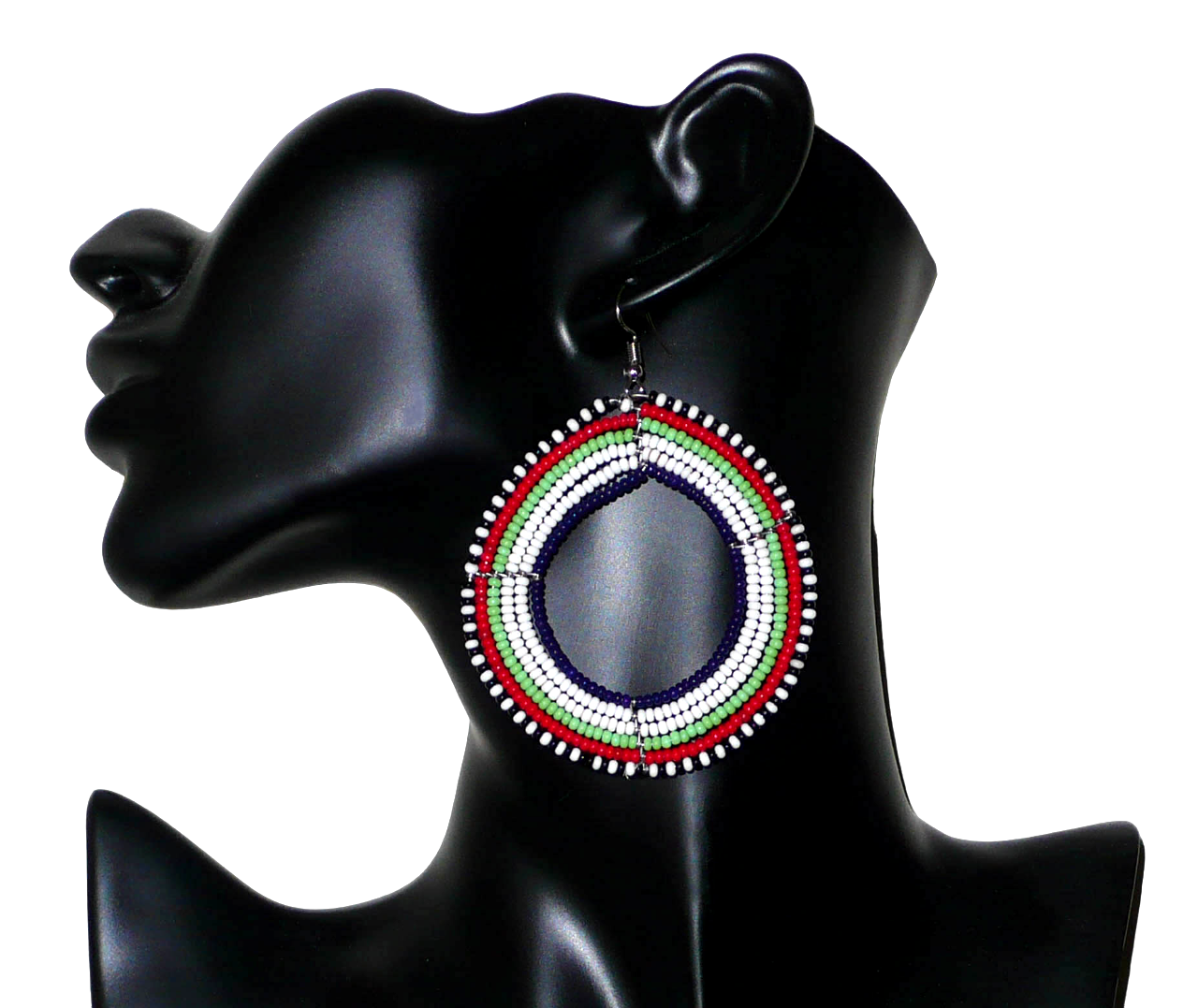 Boucles d'oreilles africaines Massai composées de perles de rocaille blanches, vertes, rouges, bleu foncé et noires glissées sur des fils de fer montés en forme de cercles. Elles mesurent 7 cm de long et 5 cm de large, et se portent avec des crochets en acier inoxydable sur des oreilles percées.