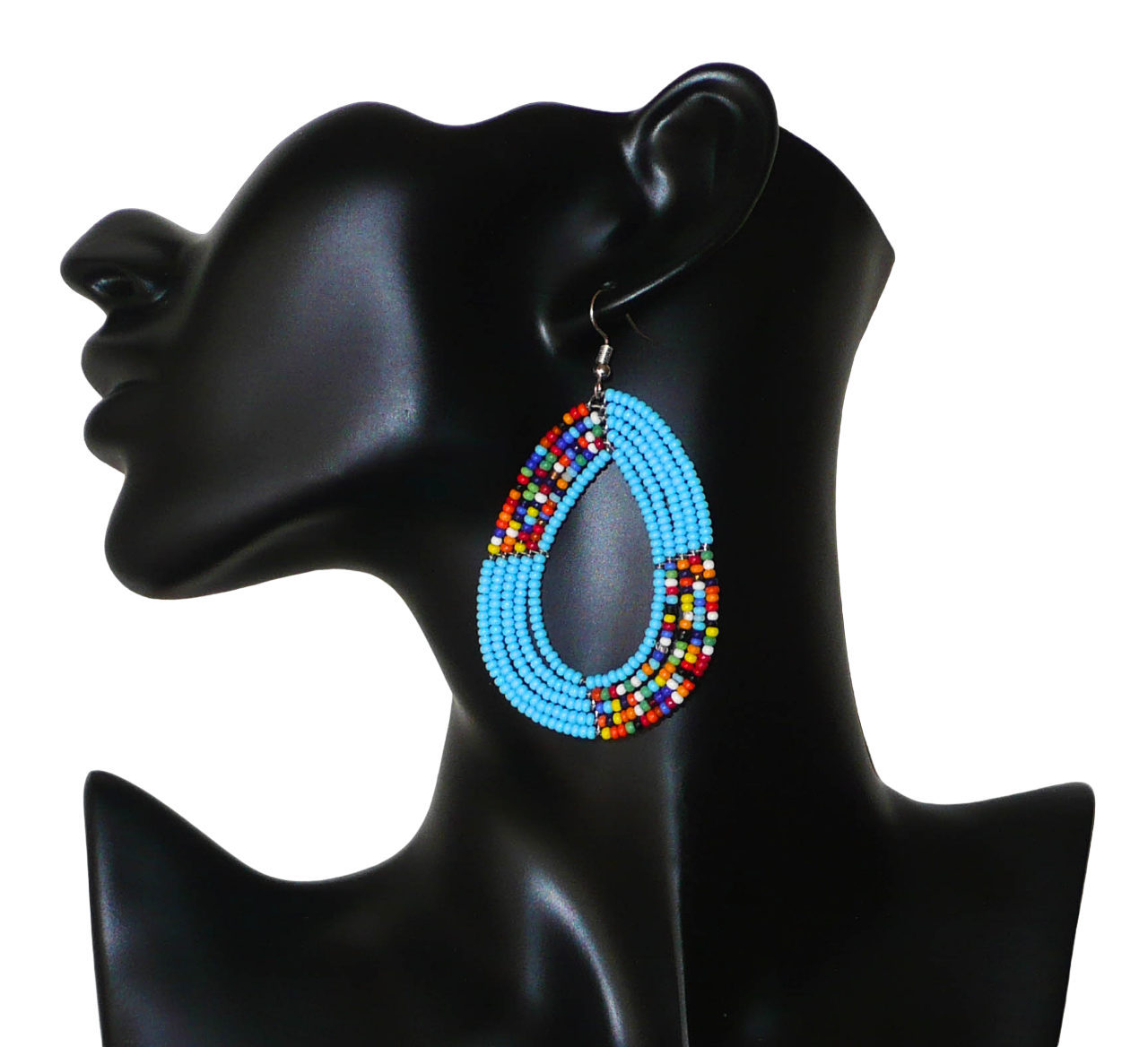 Boucles d'oreilles ethniques bleues de style afro bohème composées de perles de rocaille bleu ciel et multicolores glissées sur cinq rangées de fils de fer montés en forme de gouttes. Elles mesurent 8 cm de long et 4,5 cm de large et se portent avec des crochets en acier inoxydable sur des oreilles percées.
