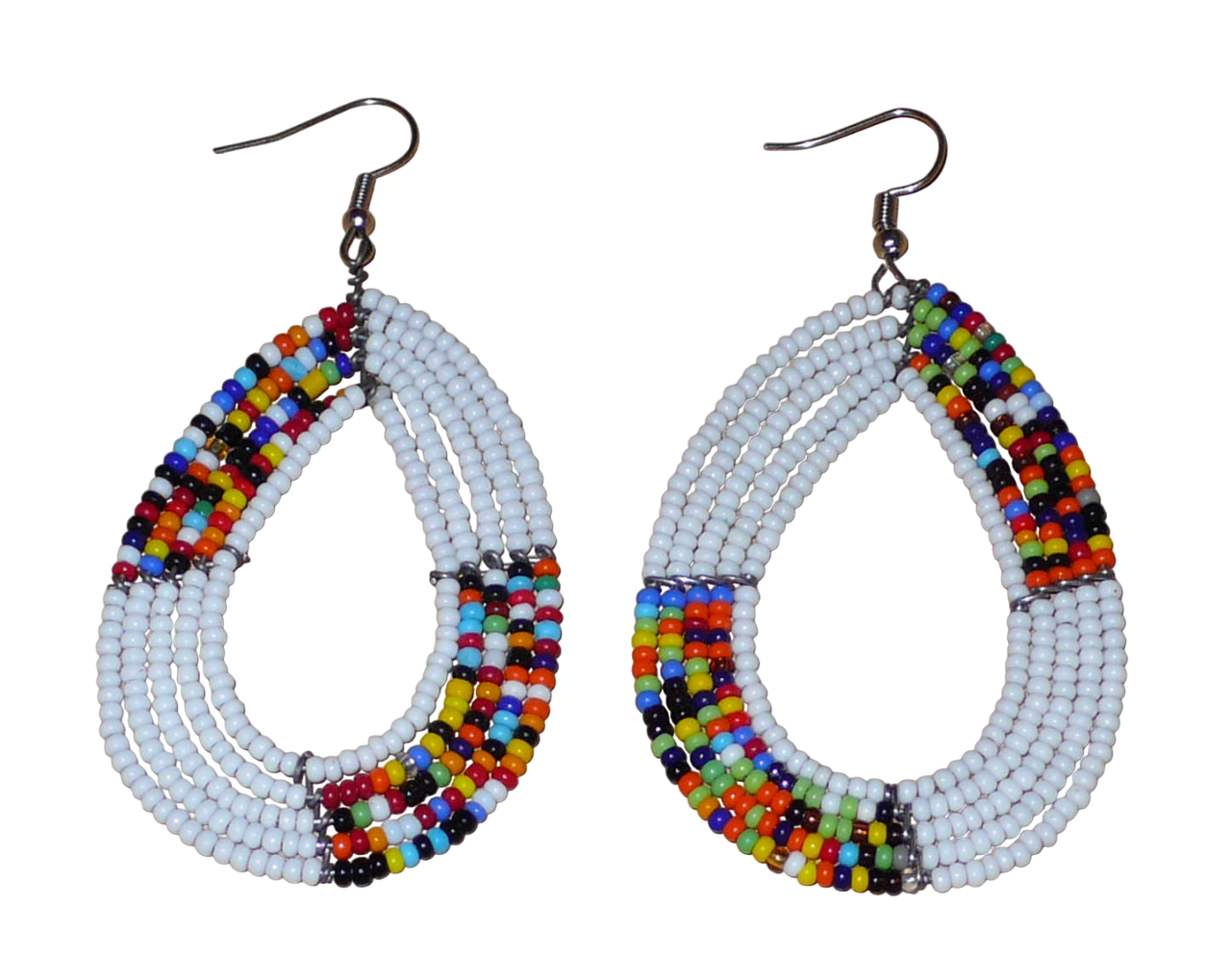 Boucles d'oreilles ethniques fabriquées au Kenya faites de perles de rocaille blanches et multicolores enfilées sur cinq rangées de fils de fer montés en forme de gouttes. Elles mesurent 8 cm de long et 4,5 cm de large et se portent sur des oreilles percées.