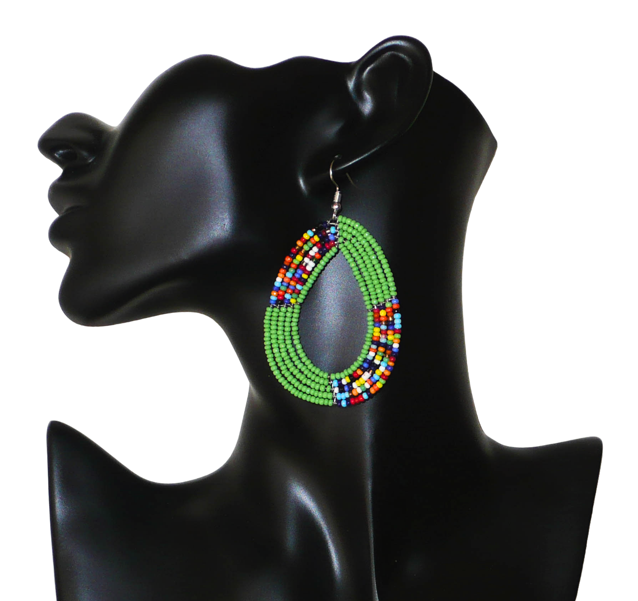 Boucles d'oreilles ethniques multi-rangs composées de perles de rocaille vertes et multicolores montées en forme de gouttes. Elles mesurent 8 cm de long et 4,5 cm de large et se portent sur des oreilles percées.
