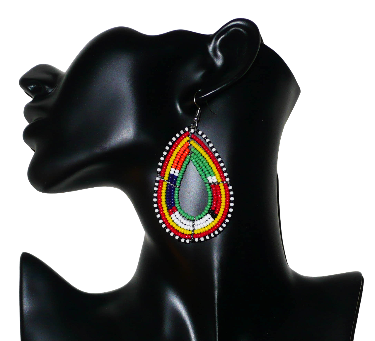 Boucles d'oreilles africaines de tradition Massai en forme de gouttes faites de perles de rocaille vertes et multicolores. Elles mesurent 7,5 cm de long et 4 cm de large, et se portent sur des oreilles percées.
