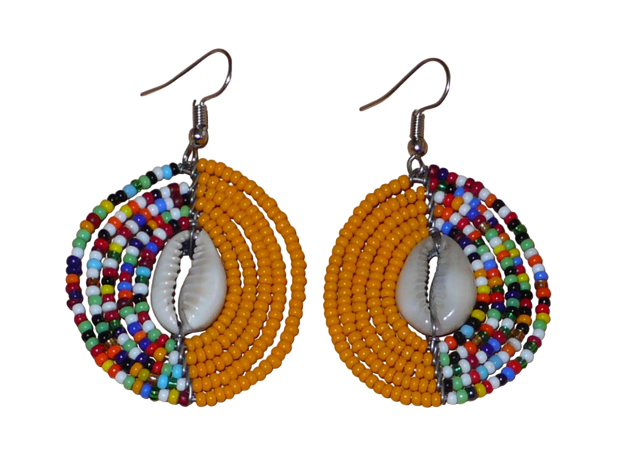 Boucles d'oreilles ethniques orange et multicolores fabriquées au Kenya composées de perles de rocaille et de coquillages cauris. De taille moyenne, elles mesurent 6 cm de long et 3,5 cm de large et se portent sur des oreilles percées.