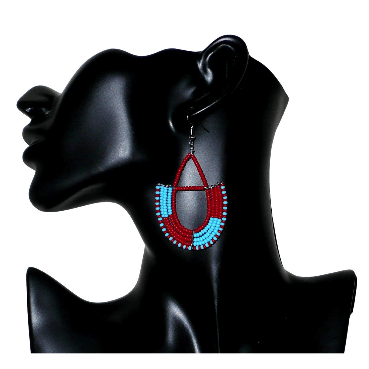 Boucles d'oreilles africaines Massai rouges et bleues composées de perles de rocaille glissées sur des structures géométriques en fils de fer montées en forme d'ancres. Ces boucles d'oreilles bicolores mesurent 7,5 cm de long et 4 cm de large et se portent avec des crochets en acier inoxydable.