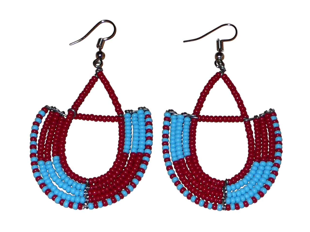Boucles d'oreilles africaines Massai rouges et bleues composées de perles de rocaille glissées sur des structures géométriques en fils de fer montées en forme d'ancres. Ces boucles d'oreilles bicolores mesurent 7,5 cm de long et 4 cm de large et se portent avec des crochets en acier inoxydable.