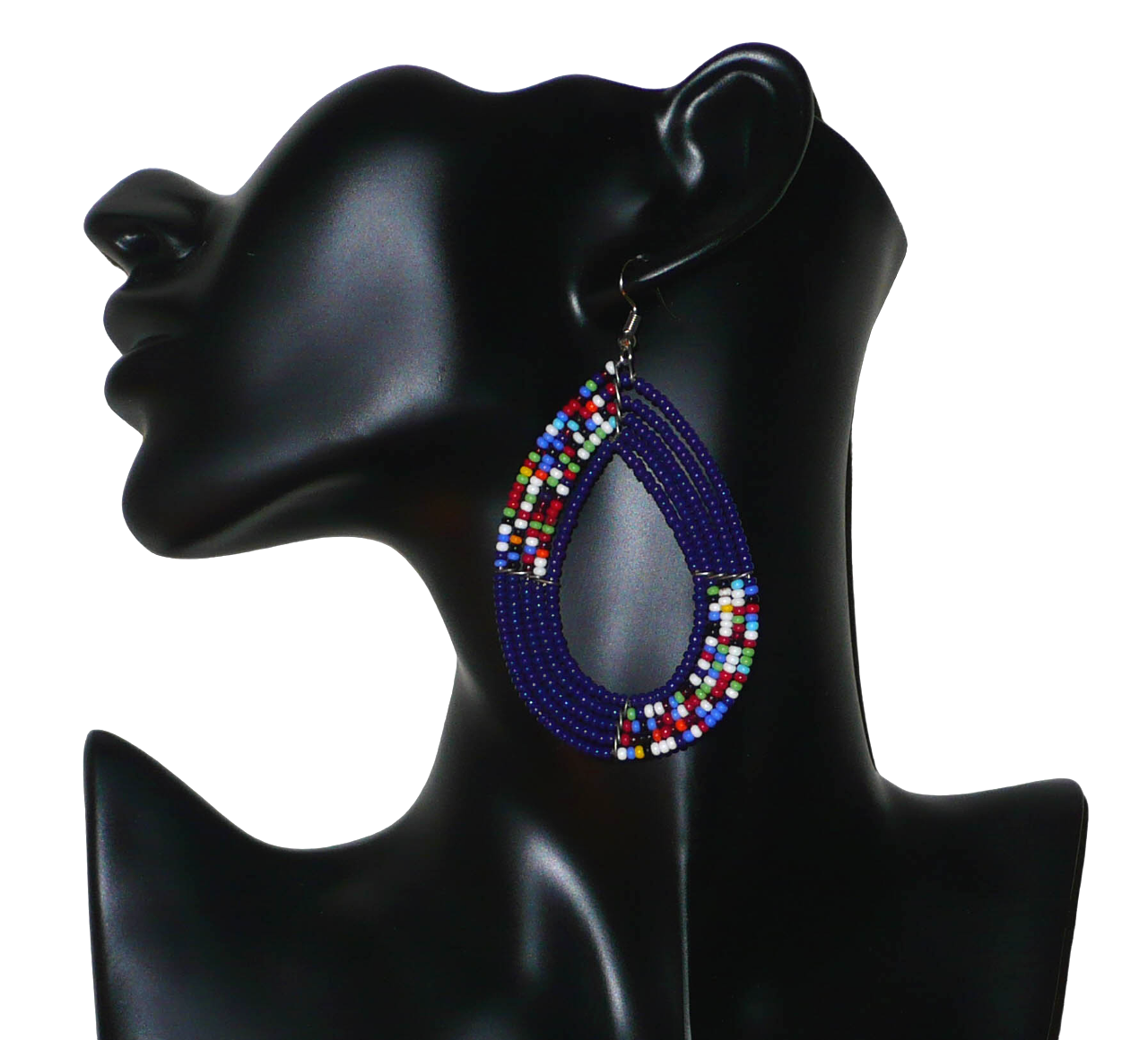 Longues boucles d'oreilles ethniques bleu marine et multicolores composées de perles de rocaille enfilées sur cinq rangées de fils de fer montés en forme de gouttes. Elles mesurent 8,5 cm de long et 4,5 cm de large, et se portent avec des crochets en acier inoxydable sur des oreilles percées.