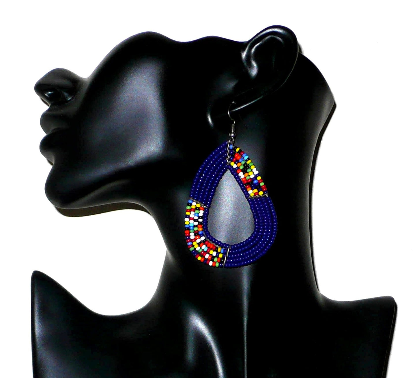 Boucles d'oreilles kenyanes composées de perles de rocaille bleu foncé et multicolores glissées sur cinq rangées de fils de fer montés en forme de triangles aux angles arrondis. Elles mesurent 8 cm de long et 4,5 cm de large, et se portent avec des crochets en acier inoxydable sur des oreilles percées.