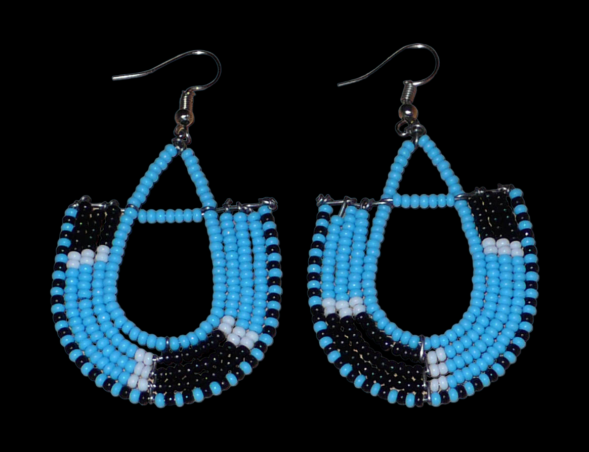 Boucles d'oreilles ethniques tricolores en forme d'ancres composées de perles bleues, noires et blanches. Elles mesurent 7 cm de long et 4 cm de large et se portent sur des oreilles percées.