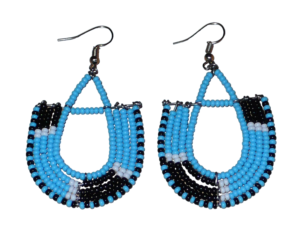 Boucles d'oreilles ethniques tricolores en forme d'ancres composées de perles bleues, noires et blanches. Elles mesurent 7 cm de long et 4 cm de large et se portent sur des oreilles percées.
