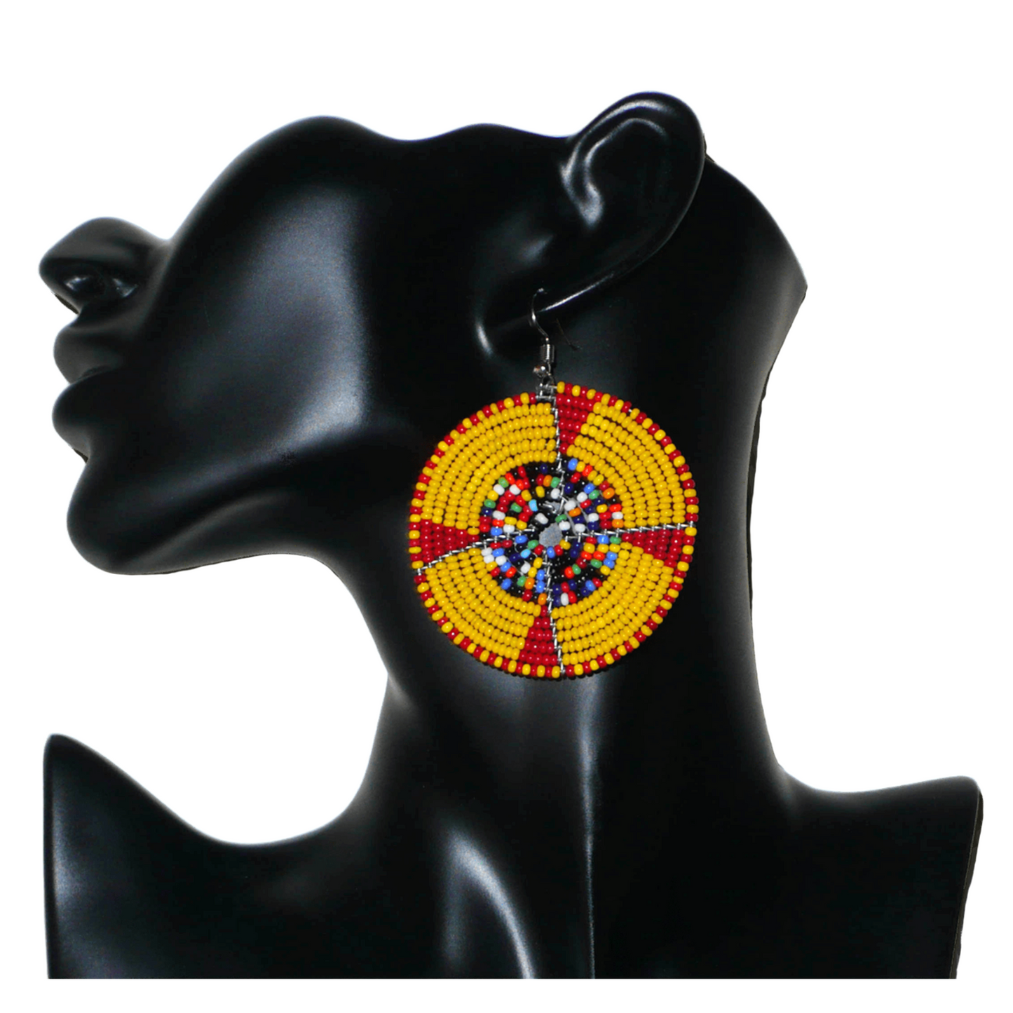 Boucles d'oreilles ethniques kenyanes en perles de rocaille principalement jaunes, puis rouges et multicolores enfilées sur des structures circulaires en fils de fer. Elles mesurent 7.5 cm de long et se portent sur des oreilles percées.