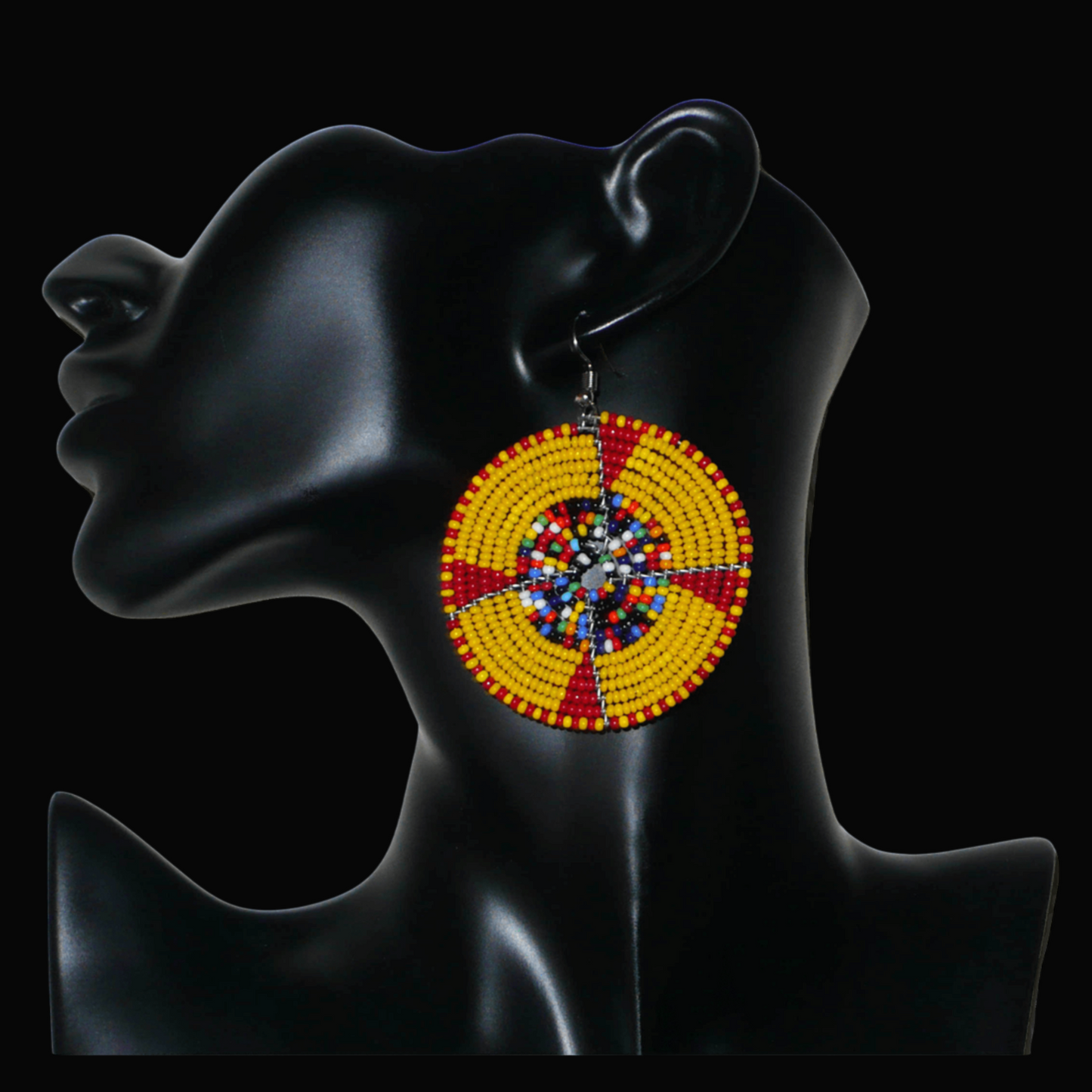 Boucles d'oreilles ethniques kenyanes en perles de rocaille principalement jaunes, puis rouges et multicolores enfilées sur des structures circulaires en fils de fer. Elles mesurent 7.5 cm de long et se portent sur des oreilles percées.