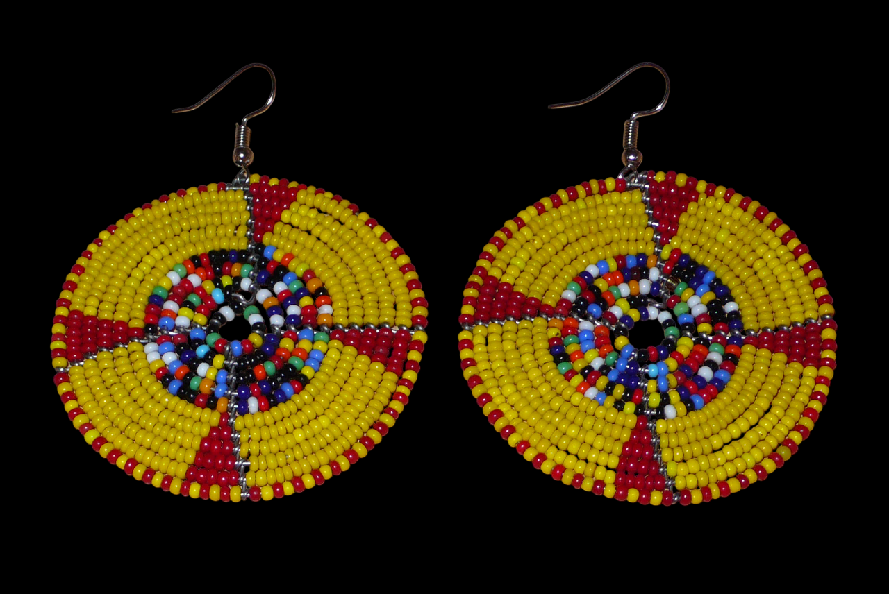 Boucles d'oreilles ethniques kenyanes en perles de rocaille principalement jaunes, puis rouges et multicolores enfilées sur des structures circulaires en fils de fer. Elles mesurent 7.5 cm de long et se portent sur des oreilles percées.