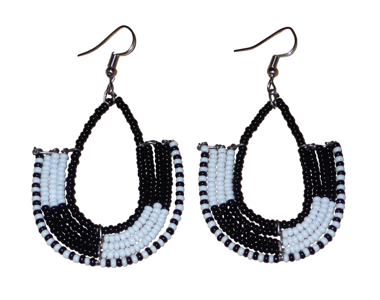 Boucles d'oreilles ethniques bicolores en forme d'ancres composées de perles de rocaille noires et blanches glissées sur des structures géométriques en fils de fer. De taille moyenne, ces boucles d'oreilles aux accents afro chic mesurent 7 cm de long et 4 cm de large ; elles se portent avec des crochets en acier inoxydable sur des oreilles percées.