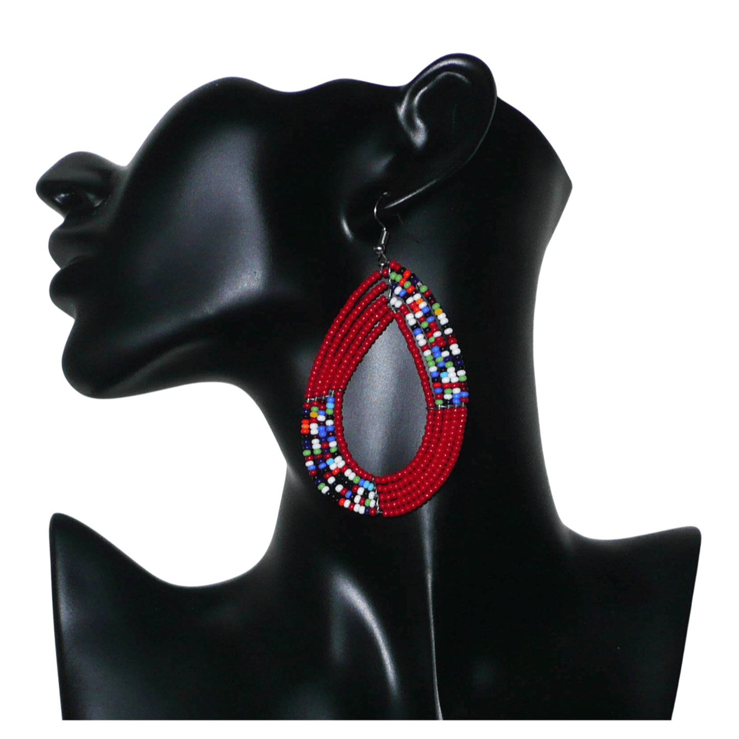 Longues boucles d'oreilles ethniques en perles de rocaille rouges et multicolores montées en forme de gouttes. Elles mesurent 8,5 cm de long et 4,5 cm de large, et se portent avec des crochets en acier inoxydable sur des oreilles percées.