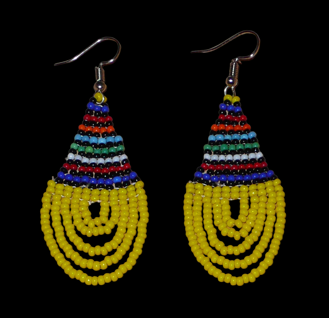 Boucles d'oreilles ethniques jaunes et multicolores composées d'un tissage en forme de gouttes de perles de rocaille. De taille moyenne et légère à porter, elles mesurent 7 cm de long et 2,5 cm de large et se portent avec des crochets en acier inoxydable sur des oreilles percées.