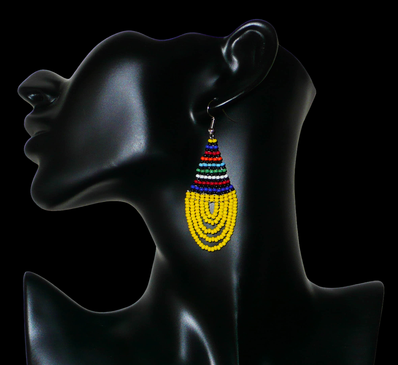 Boucles d'oreilles ethniques jaunes et multicolores composées d'un tissage en forme de gouttes de perles de rocaille. De taille moyenne et légère à porter, elles mesurent 7 cm de long et 2,5 cm de large et se portent avec des crochets en acier inoxydable sur des oreilles percées.